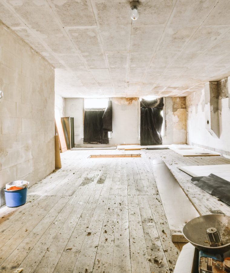 A cozy and spacious empty room in a luxury house